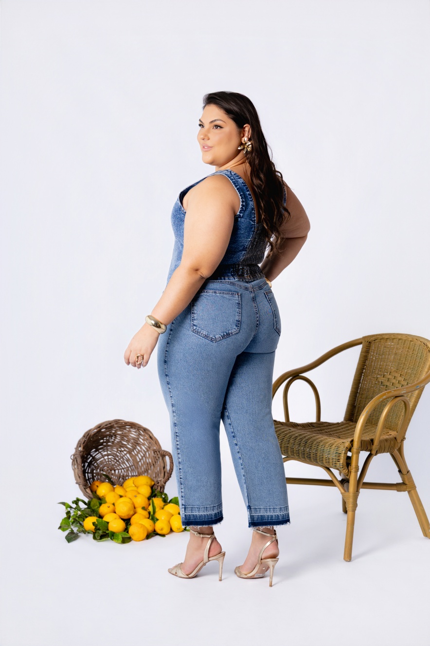 Calça Jeans Midi Pant  Detalhe na Barra - Imagem 4