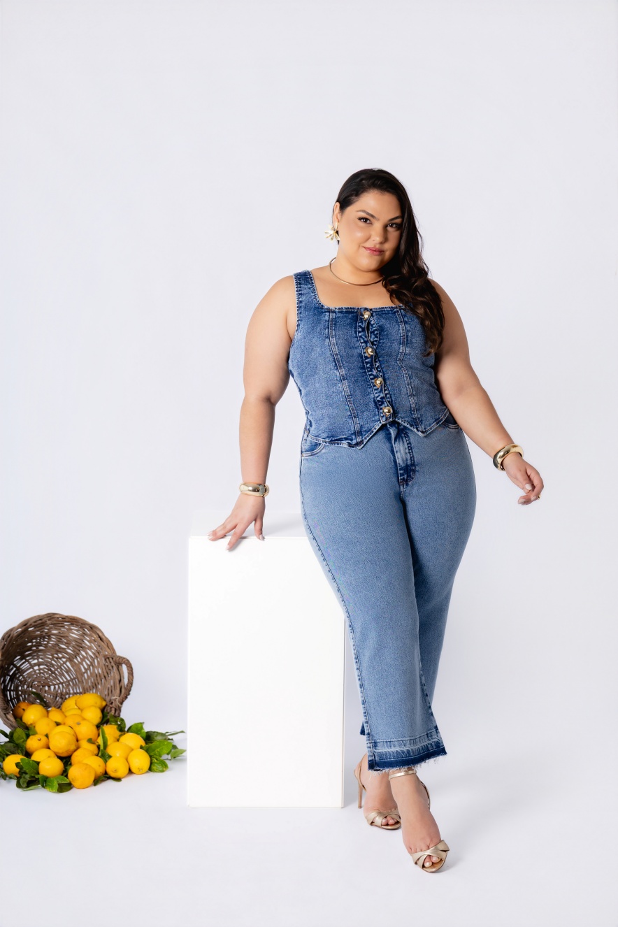 Calça Jeans Midi Pant  Detalhe na Barra