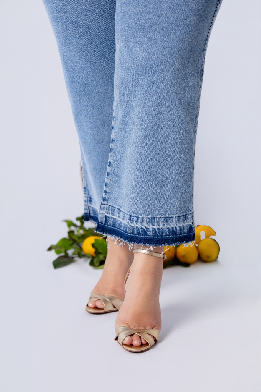 Calça Jeans Midi Pant  Detalhe na Barra - Imagem 2