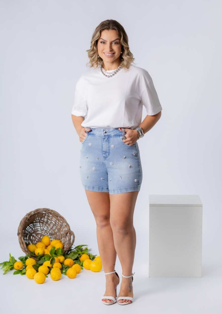 Shorts Jeans com Aplicações de Pedrarias - Imagem 2